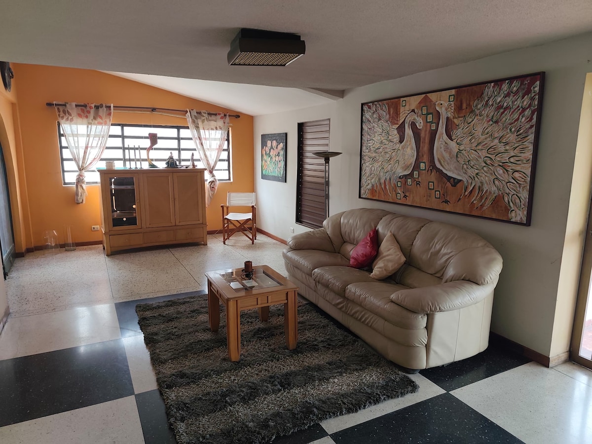 Habitación con cama clínica en el Marqués